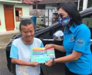 Kepala BNNK Simalungun Bersama Staff BNNK Simalungun Membagikan Leaflet dan Masker